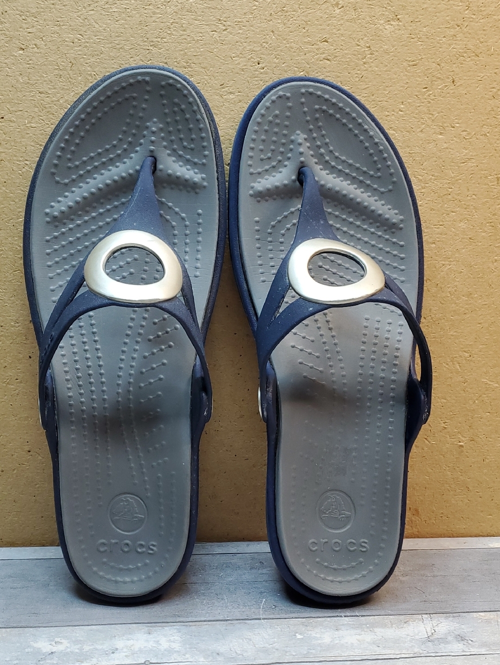 CROCS Women's Sanrah Black Flip Flops with Metallic Ring Size Size 8